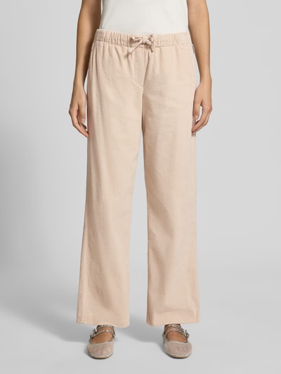 Frauenmodel trägt Relaxed Fit Weite Hose aus Baumwoll-Mix Modell 'JAIMILAA' von ARMEDANGELS in Beige, lockere Form, Damen Weite Hose, Ganzkörperansicht von vorne.