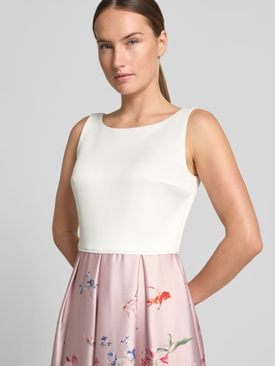 Frauenmodel trägt Knielanges Cocktailkleid im Allover-Look von SWING, Material-Mix mit Stretch-Anteil, Nahaufnahme Oberkörper.