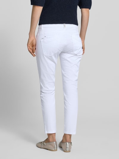 Frauenmodel trägt Jeans in 7/8-Länge Modell 'Malibu' von Buena Vista, weiße Farbe, glatte Textur, Slim Fit, Ganzkörperansicht Rückansicht.