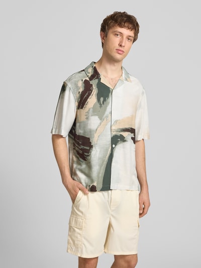 Męski model nosi Relaxed Fit Freizeithemd aus Viskose-Leinen-Mix Modell 'HARVI' od Only & Sons, efekt: wzór na całej powierzchni, różne odcienie beżu i zieleni, kołnierzyk koszulowy, listwa guzikowa na całej długości, krótki rękaw, wykończenie: cieniowana przędza, mieszanka wiskozy i lnu. Ganzkörperansicht von vorne.