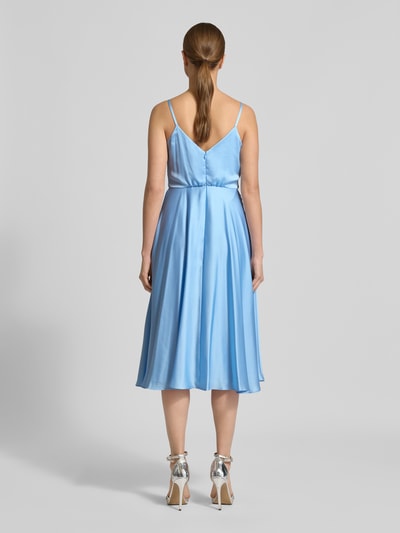 Frauenmodel trägt Cocktailkleid mit Wasserfall-Ausschnitt von Jake*s Cocktail in Hellblau aus Satin, Midilänge, Ganzkörperansicht Rückansicht.