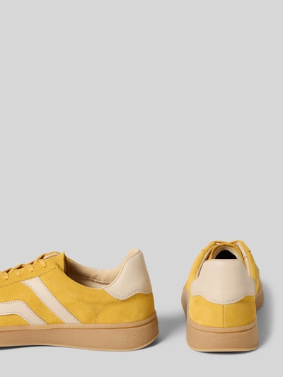 Produktfoto, Sneaker aus echtem Leder Modell 'Cuzmo' von Gant in Gelb mit abgerundeter Passform, glatter Sohle und Logo-Prägung.