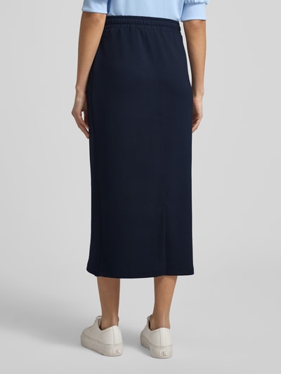 Kobiece modelka nosi spódnica midi z elastycznym pasem i wiązaniem od Soyaconcept, granatowy kolor, mieszanka materiałów z modalem, prosty krój, szerokość w rozmiarze S: 40 cm, całkowita długość: 85 cm, widok całej sylwetki z tyłu.