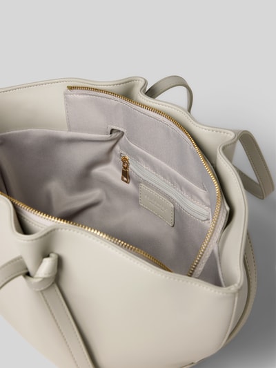 Produktfoto, Torba shopper z detalem z logo model 'RYD' od Seidenfelt, główna przegroda z zamkiem błyskawicznym, szerokość w rozmiarze 1: 40 cm, długość w rozmiarze 1: 23 cm, głębokość w rozmiarze 1: 12 cm, długość paska na ramię w rozmiarze 1: 59 cm, jasne odcienie, gładka faktura, zaokrąglone kształty
