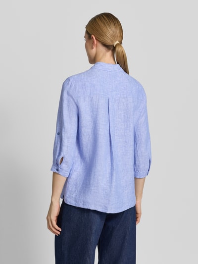 Frauenmodel trägt Relaxed Fit Leinenbluse mit 3/4-Arm Modell 'Clay' von TONI in Hellblau, reine Leinenstruktur, Rückenansicht, Ganzkörperansicht Rückansicht.