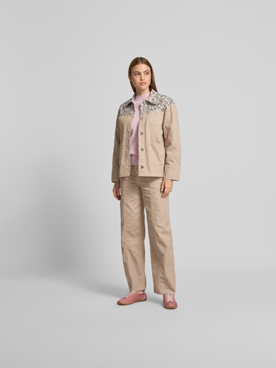 Frauenmodel trägt Cordjacke mit Animal-Print von BAUM & PFERDGARTEN, beige, reine Baumwolle, Relaxed Fit, aufgesetzte Taschen, Ganzkörperansicht von vorne.