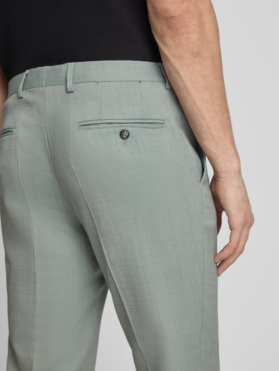 Männermodel trägt Anzughose mit Bügelfalten Modell 'Ryan' von Pierre Cardin, Slim-Fit, Strukturmuster, Nahaufnahme Rückansicht.