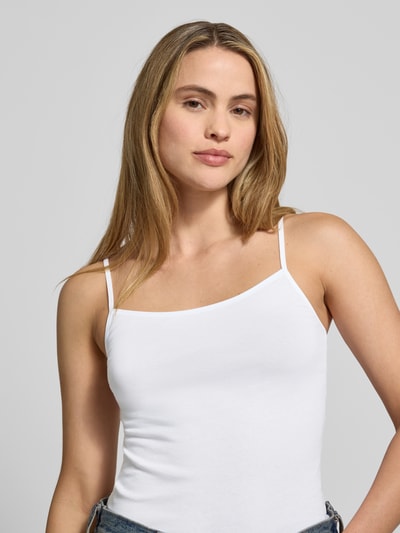 Frauenmodel trägt Unterhemd mit Spaghettiträgern von Schiesser aus Baumwoll-Elasthan-Mix, Slim Fit, Rundhalsausschnitt, Nahaufnahme Oberkörper.