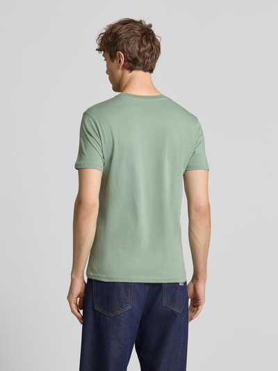 Männermodel trägt T-Shirt mit Label-Print und Rundhalsausschnitt von Alpha Industries in Grün aus Reine Baumwolle, Regular-Fit, Rückenlänge 67 cm, Ganzkörperansicht Rückansicht.