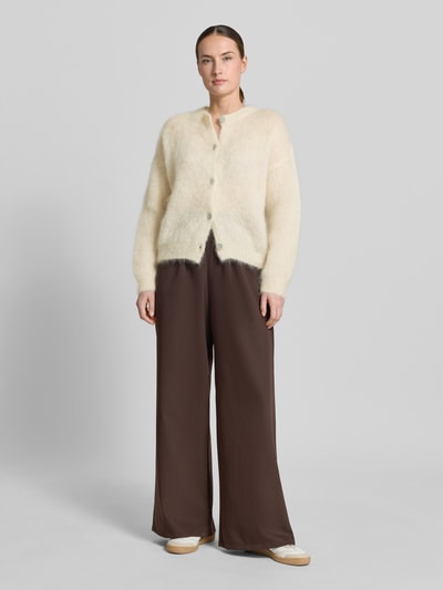 Frauenmodel trägt Loose Fit Strickjacke aus Mohair-Mix Modell 'AMANDA' von VILLA SOPHIE, Optik: Unifarben, Ganzkörperansicht von vorne.