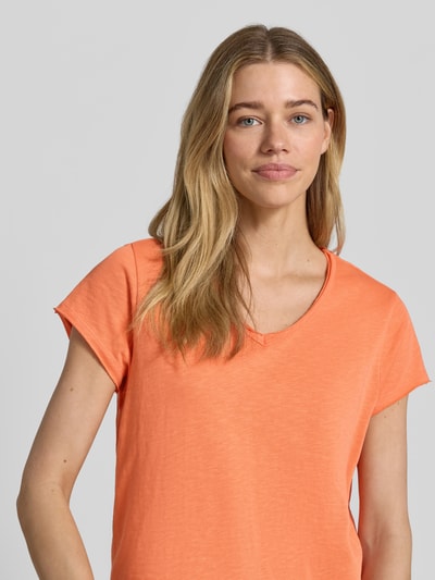 Frauenmodel trägt T-Shirt mit Rollsaum und V-Ausschnitt von Smith and Soul in Orange, Reine Baumwolle, Regular-Fit, Nahaufnahme Oberkörper.