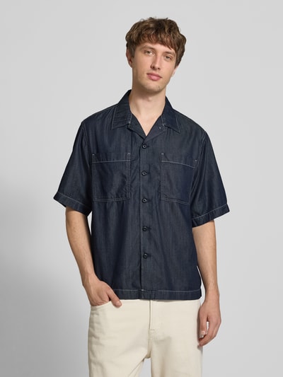 Männermodel trägt Regular Fit Freizeithemd aus Lyocell-Mix Modell 'Bowling' von G-Star Raw, Denim-Optik, Nahaufnahme Oberkörper.