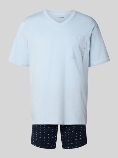 Produktfoto, Pyjama in minimalistischem Design von Schiesser aus reiner Baumwolle in Hellblau und Dunkelblau, klassische Brusttasche, lockerer Schnitt, V-Ausschnitt, kurze Hose mit geometrischem Muster, geeignet für Bewegungsfreiheit