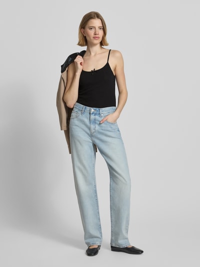 Frauenmodel trägt Regular Fit Top aus reiner Baumwolle Modell 'MARIE' von Pieces, Optik: Unifarben, Struktur, Rundhals, Ärmelform: Ohne, Ganzkörperansicht von vorne.