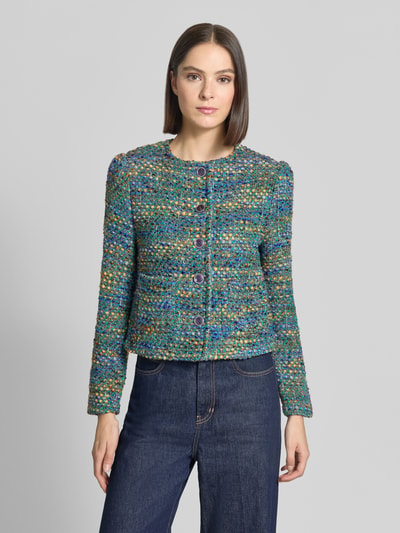 Frauenmodel trägt Blazer mit Woll-Anteil von Rich & Royal, grün-blau gemustert, strukturierte Oberfläche, Rundhalsausschnitt, körpernah, Ganzkörperansicht von vorne.
