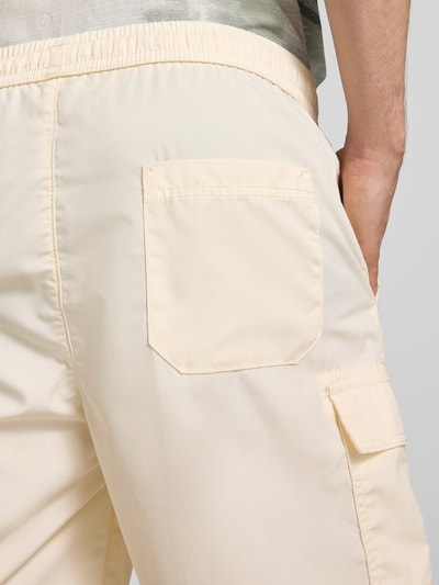 Männermodel trägt Regular Fit Cargoshorts mit Baumwoll-Anteil von Only & Sons, cremefarben, Popeline, Cargotaschen, Nahaufnahme Rückansicht.