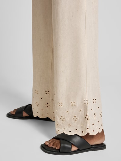 Vrouwenmodel draagt dames broek van viscose en linnen, model 'Linus' van FREE/QUENT, ajourwerk, relaxed fit, tunnelkoord, detailopname onderbeen.