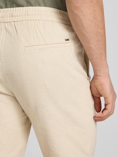 Männermodel trägt Regular Fit Shorts aus Baumwoll-Leinen-Mix Modell 'LINUS' von Only & Sons, Optik: Unifarben, Label-Applikation, Bundabschluss: elastisch mit Tunnelzug, Eingrifftaschen, Gesäßtasche, Ganzkörperansicht Rückansicht.