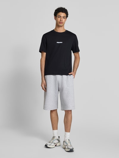 Mężczyznamodel nosi T-Shirt mit Logo und Rundhalsausschnitt od REVIEW, męski t-shirt z bawełny, krój relaxed fit, okrągły dekolt, długość tyłu w rozmiarze m: 68 cm, całkowity widok z przodu