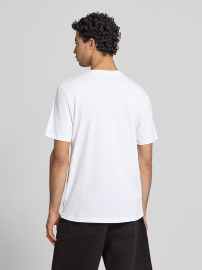 Männermodel trägt Herren T-Shirt von Only & Sons, Modell 'MAGDY LIFE', weiße Optik: Unifarben, Material: reine Baumwolle, Ganzkörperansicht Rückansicht.