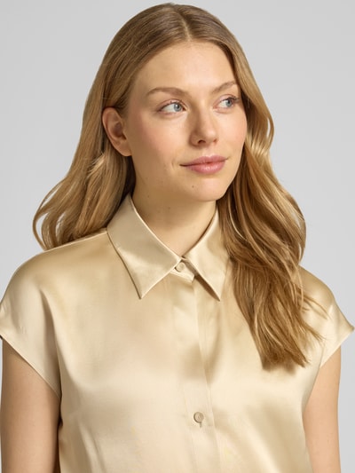 Frauenmodel trägt Regular Fit Bluse aus Seide mit Knopfleiste von Luisa Cerano in Beige, mit Hemdblusenkragen, reine Seide, Nahaufnahme Oberkörper. Rückenlänge bei Größe 36: 61 cm, Ärmellänge: 49 cm.