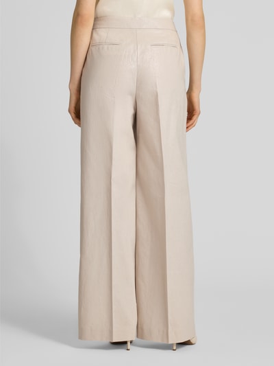 Vrouwenmodel draagt Leinenhose mit Bügelfalte und Eingrifftaschen van Christian Berg Cocktail, beige kleur, loose fit, katoen-linnenmix, detailfoto van achteraan.