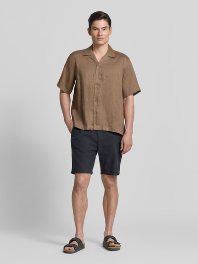 Mannenmodel draagt Relaxed fit linnen overhemd met resortkraag model 'KYLIAN' van SELECTED HOMME, effen, kortemouw, puur linnen, frontale volledige lichaamsweergave.