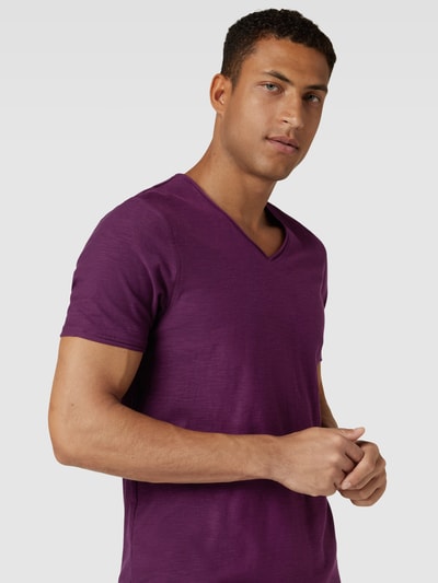 MCNEAL Regular Fit T-Shirt aus Baumwolle mit V-Ausschnitt Aubergine 3