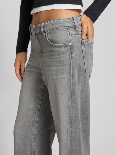 Frauenmodel trägt Wide Fit Jeans im 5-Pocket-Design mit Lyocell-Anteil von Gina Tricot, Baumwoll-Lyocell-Mix, Nahaufnahme Oberkörper.