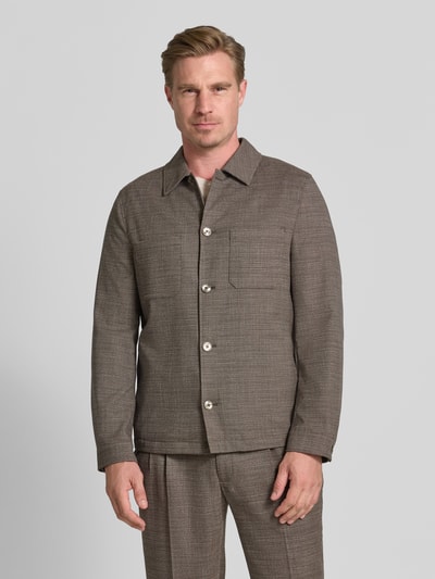 Männermodel trägt Hemdjacke mit borstzakken van MCNEAL in bruin materiaalmix met viscose, recht model, kentkraag, knoopsluiting, ruglengte maat M 70 cm, ganzkörperansicht von vorne.