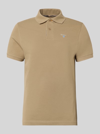 Produktfoto, Regular Fit Poloshirt aus reiner Baumwolle von Barbour, Optik: Unifarben, Label-Stitching-Applikation, Polokragen, 2-Knopf-Verschluss, Kurzarm, Rumpfabschluss geschlitzt, Materialverarbeitung: Piqué, Material: reine Baumwolle.