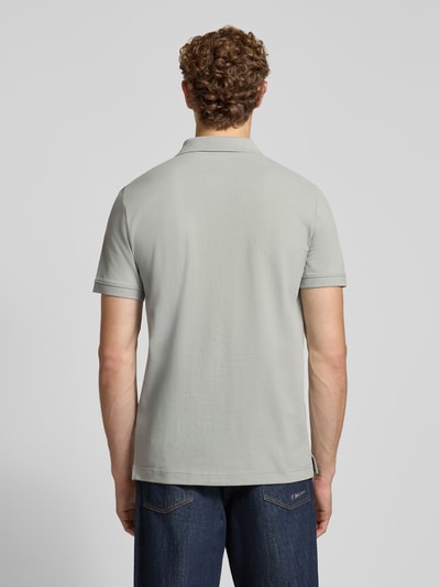 Männermodel trägt Regular Fit poloshirt uit katoenmix van Tom Tailor in lichtgrijs op jeans, Heren poloshirt, Ganzkörperansicht Rückansicht.