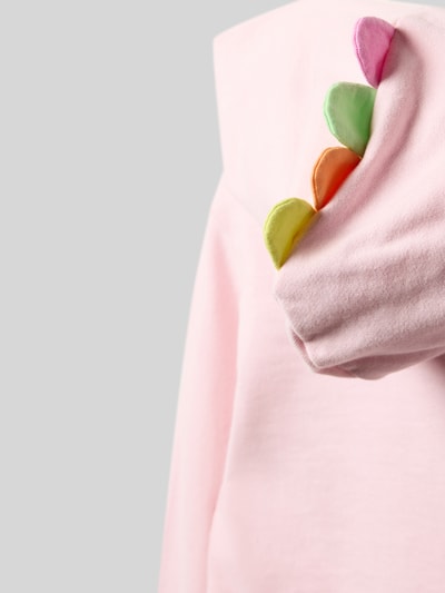Mädchen trägt Sweatjacke mit Kapuze und Reißverschluss von Blue Seven, Reine Baumwolle, Regular-Fit, Kapuze, Nahaufnahme Oberkörper.
