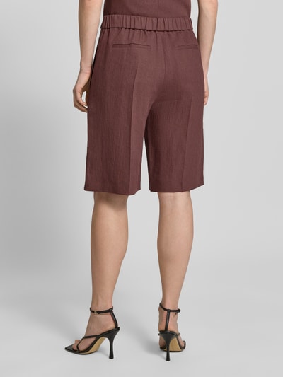 Vrouwenmodel draagt Regular Fit Bermudas uit mix van linnen en viscose model 'TIANALA' van BOSS in mêlee twill, achterzakken, gemêleerde look, kleur bruinrood, ganzkijk achteraan.