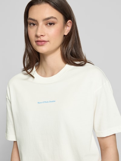 Frauenmodel trägt Regular Fit T-Shirt aus reiner Baumwolle von Marc O'Polo Denim, Optik: Unifarben, Motiv-Print, Rundhals, Kurzarm, Materialverarbeitung: Jersey, Nahaufnahme Oberkörper.