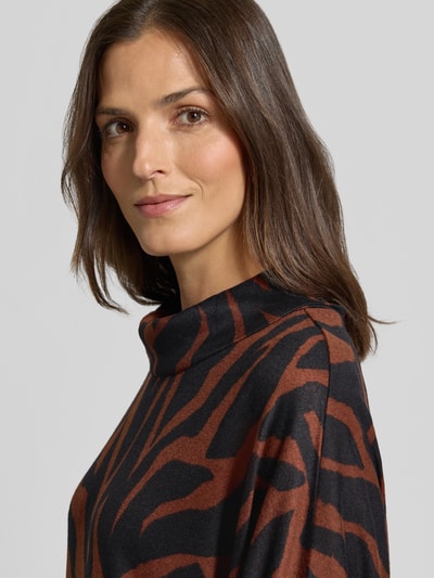 Frauenmodel trägt Minikleid mit seitlichen Eingrifftaschen von Apricot, Material-Mix mit Stretch-Anteil, Nahaufnahme Oberkörper.