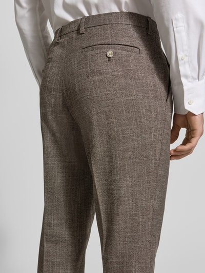 Männermodel trägt Slim Fit Anzughose mit Viskose-Anteil von MCNEAL, Material-Mix, Bundfalten, Haken-Reißverschluss, Detailaufnahme Rückansicht.