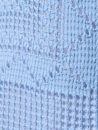 Produktfoto, Strickkleid mit Tunikakragen und Bindung Modell 'ALICIA' von MC2 Saint Barth aus Reiner Baumwolle in Semitransparenter-Look, hellblaues, grobmaschig gestricktes Minikleid mit sichtbarer Struktur.
