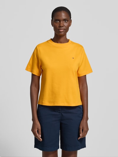 Frauenmodel trägt Boxy Fit T-Shirt aus reiner Baumwolle von Tommy Hilfiger, Optik: Unifarben, Logo-Stitching, Rundhals, Kurzarm, Interlock; Ganzkörperansicht von vorne.