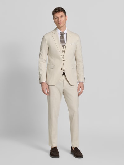 Männermodel trägt Regular Fit Sakko mit Reverskragen Modell 'Data' von CINQUE, cremefarben, Pattentaschen, Ganzkörperansicht von vorne.