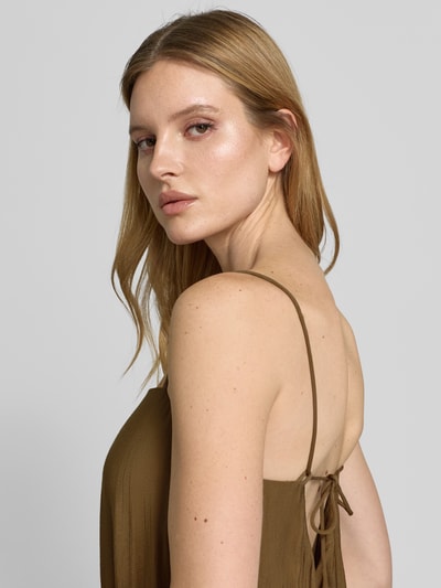 Frauenmodel trägt Maxikleid mit Spaghettiträgern und Karree-Ausschnitt von Style Icon Collection, lockerer Schnitt, Nahaufnahme Oberkörper.