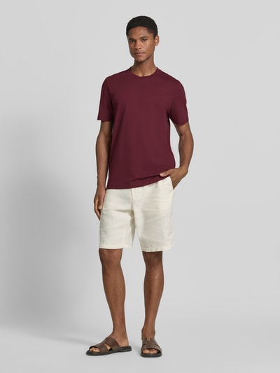 Męski model nosi Regular Fit T-Shirt mit Logo-Stitching von MCNEAL, bawełna, krój regular fit, okrągły dekolt, bordowy, Ganzkörperansicht von vorne.