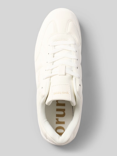 Produktfoto, Sneaker mit Label-Details Modell 'JFK' von Bruno Banani, weiße Farbe, glatte Oberfläche, abgerundete Spitze, Schnürung, von oben. Schafthöhe 8 cm, Schaftweite 7 cm, Absatzhöhe 4 cm bei Größe 44.