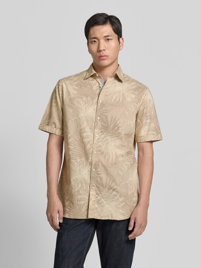 Męski model nosi Slim Fit Freizeithemd mit Kentkragen od Christian Berg Men, bawełna, krój slim fit, wzór na całej powierzchni, długość tyłu w rozmiarze M: 80 cm, szerokość w rozmiarze M: 48 cm, długość rękawów w rozmiarze M: 27 cm, beżowo-kremowe odcienie, wzór liści, gładka tekstura, koszula casualowa, Ganzkörperansicht z przodu