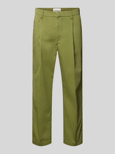 Produktfoto, Regular Fit Chino aus Baumwoll-Mix Modell 'TAAMIR PLEATED' von Armedangels in Olivgrün, unifarben mit Gürtelschlaufen, Mid Waist, Gesäß- und Eingrifftaschen, aus glattem Stoff