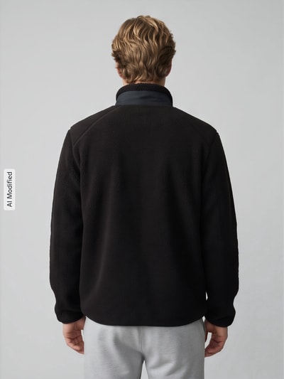 Männermodel trägt schwarze Regular Fit Teddy- / Webpelzjacke mit Stehkragen Modell 'DALLAS' von ONLY, Herrenjacke, Ganzkörperansicht Rückansicht, KI-modifiziertes Bild.
