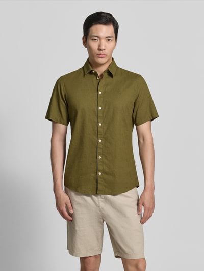 Männermodel trägt Slim Fit Freizeithemd aus Leinen-Baumwoll-Mix Modell 'AKSEL' von Casual Friday, olivgrün, Knopfleiste, Kentkragen, Label-Stitching, Ganzkörperansicht von vorne, Rückenlänge 78 cm, Schulterbreite 45 cm, Ärmellänge 27 cm.