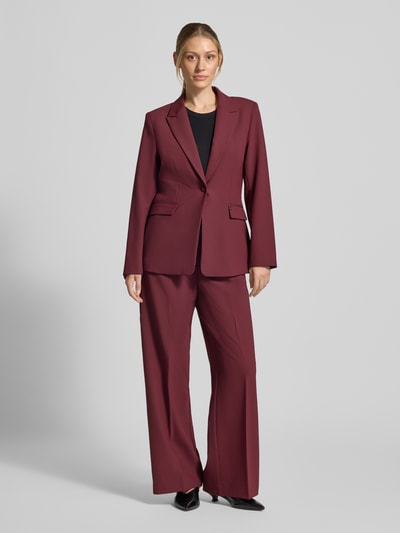 Frauenmodel trägt Regular Fit Blazer mit Reverskragen Modell 'Leonora' von MOS MOSH in Dunkelrot, glatte Textur, Ganzkörperansicht von vorne, Damen Blazer von MOS MOSH, Knopfverschluss, Rückenlänge 68 cm, Brustweite 44 cm, Ärmellänge 63 cm.
