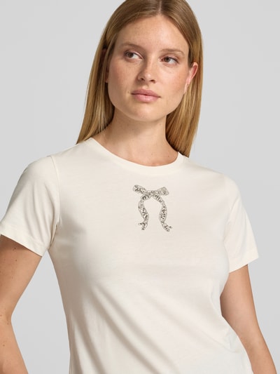 Frauenmodel trägt T-Shirt mit Perlen und Rundhalsausschnitt Modell 'Tamme' von JOOP!, reine Baumwolle, Regular Fit, Nahaufnahme Oberkörper.