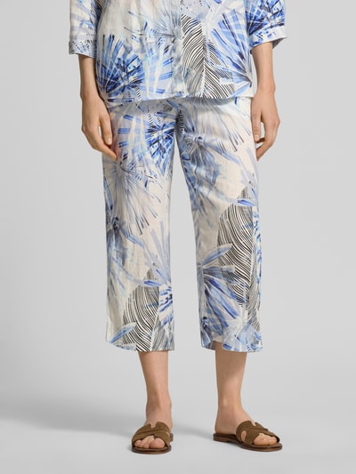 Frauenmodel trägt Wide Leg Caprihose im Allover-Look Modell 'PIA' von TONI, reines Leinen, hell mit blauem Muster, Ganzkörperansicht von vorne